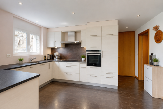 küche mit dark floor, arbeitsplatten, dark countertops, ofen, und dunstabzugshaube