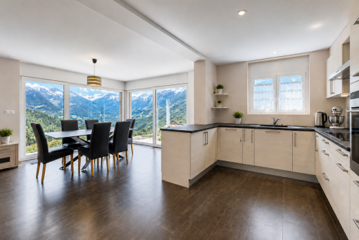 küche mit open shelves, offene regale, kitchen peninsula, küchentheke, und dark floor