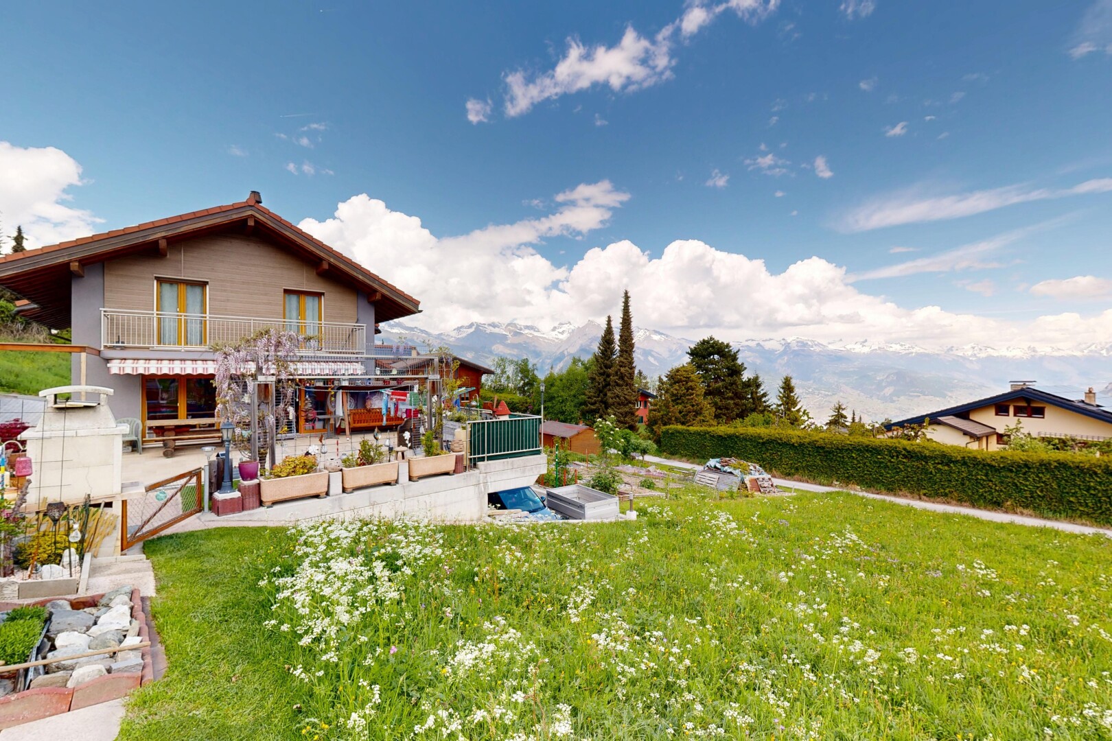façade avec balcon, pelouse, day time, from property, et bardage horizontal