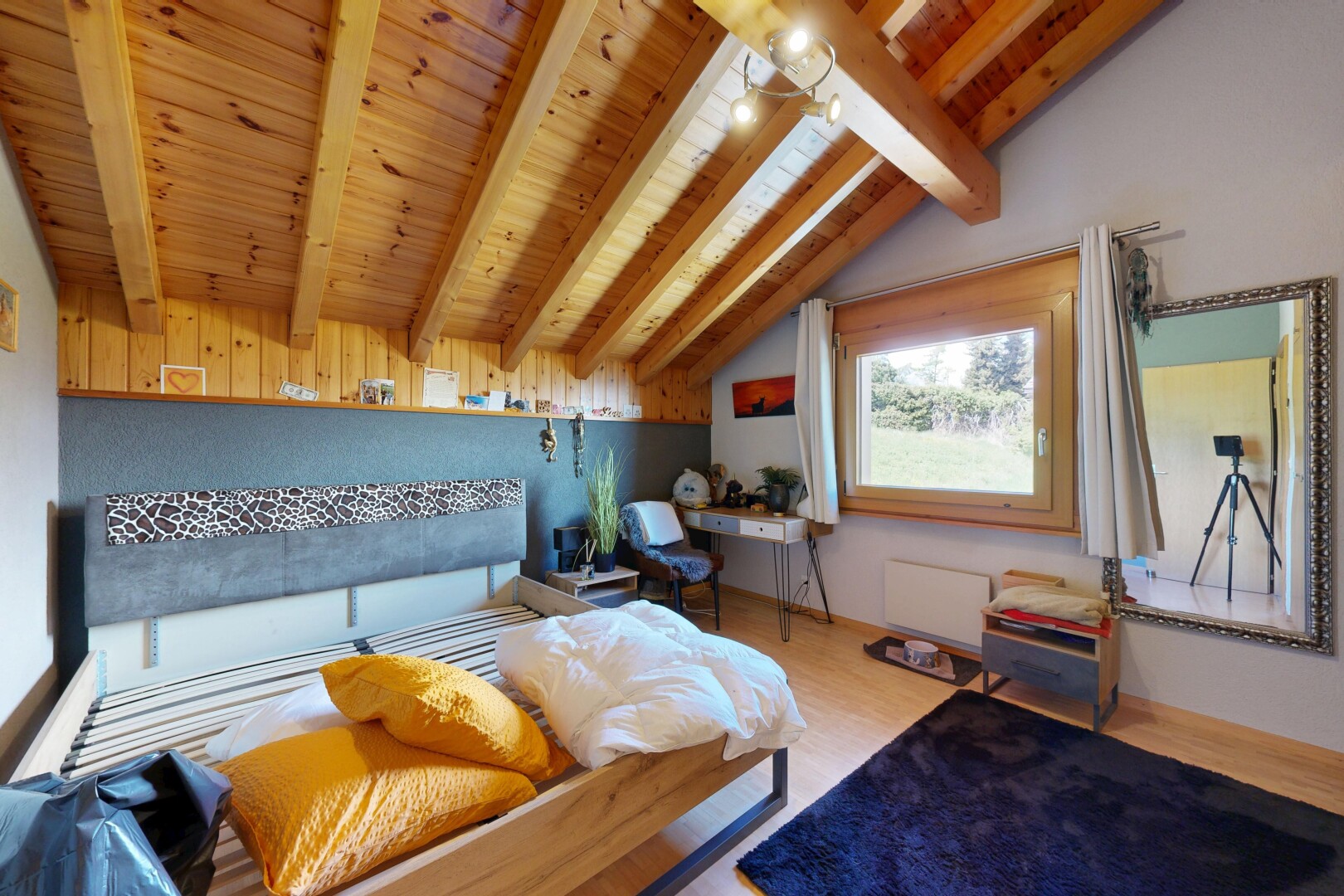 chambre avec plafond à poutres, beamed ceiling, inside property, lumière naturelle, et natural light