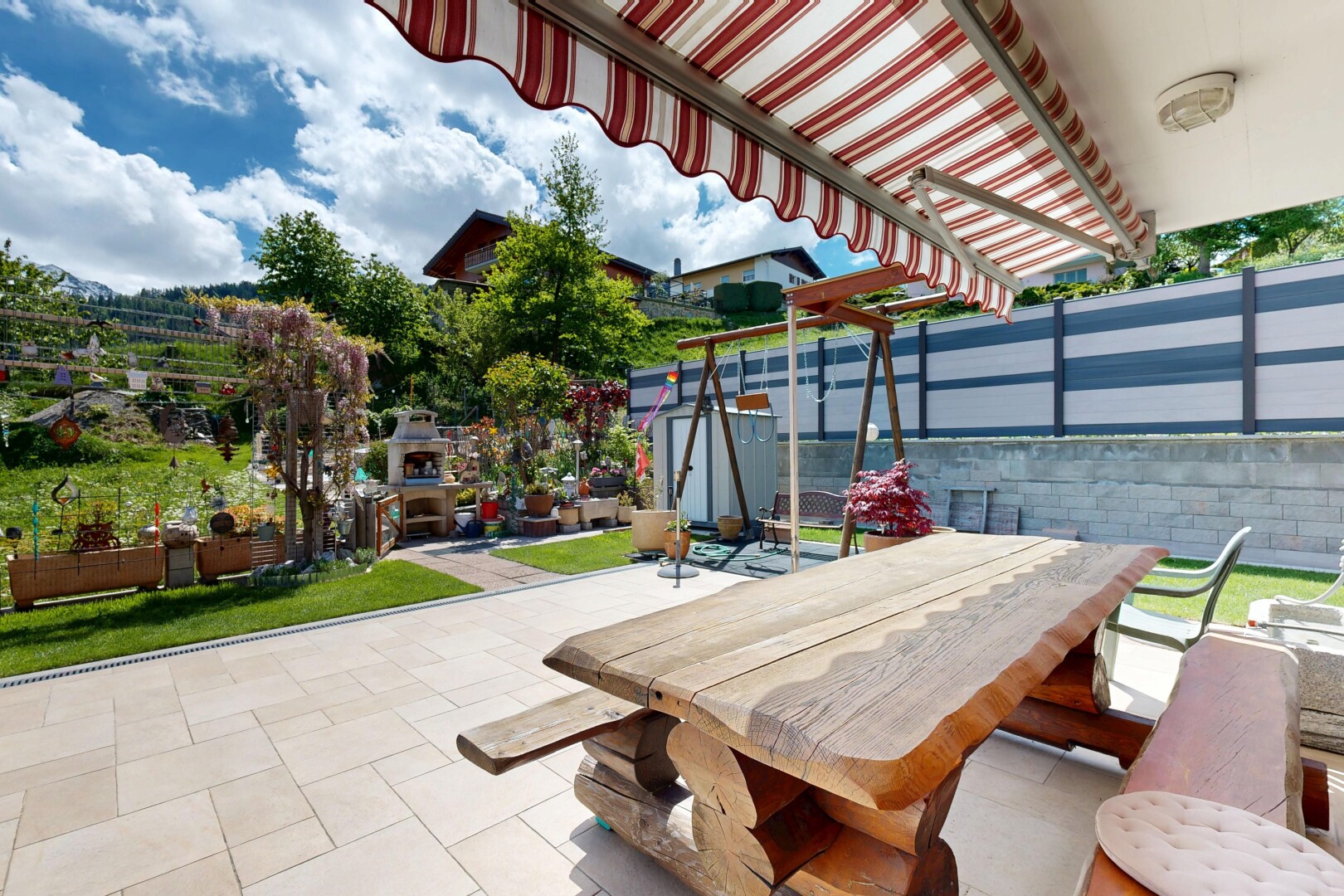 terrasse avec coin repas extérieur, terrasse, cheminée, day time, et clôture