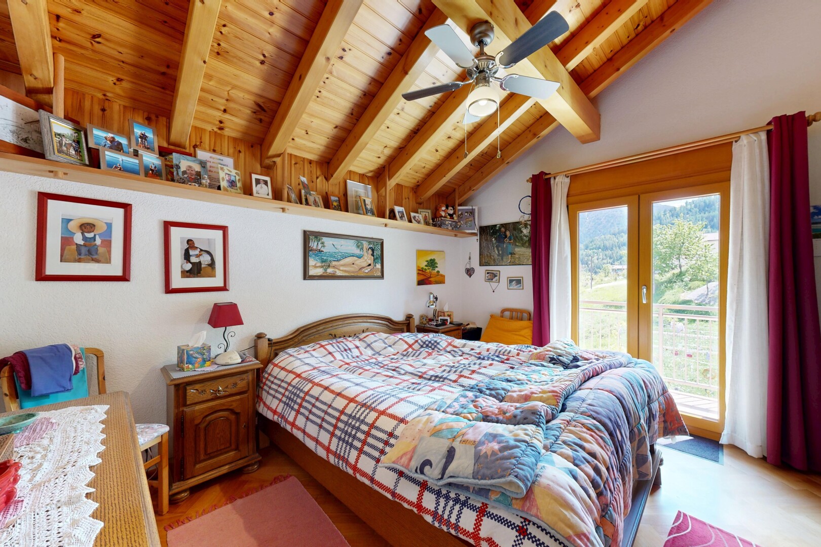 chambre avec portes-fenêtres, plafond à poutres, beamed ceiling, inside property, et accès à l'extérieur