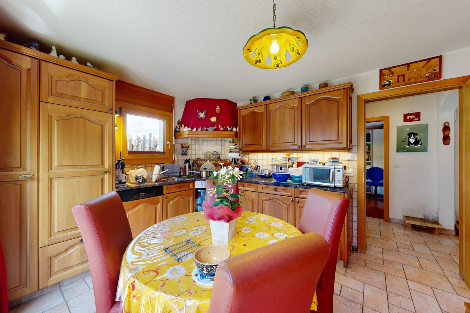cuisine avec light floor, arched cabinets, armoires en arc, raised cabinets, et armoires élevées