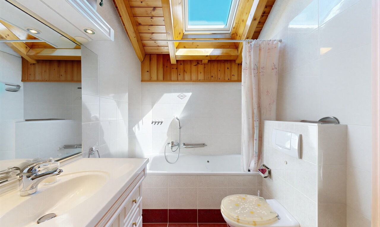 salle de bains avec salle de bain complète, lavabo (ou coiffeuse selon le contexte), évier, inside property, et mur en carrelage