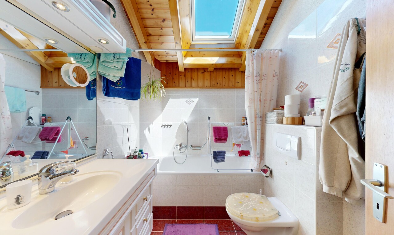 salle de bains avec salle de bain complète, lavabo (ou coiffeuse selon le contexte), évier, inside property, et mur en carrelage