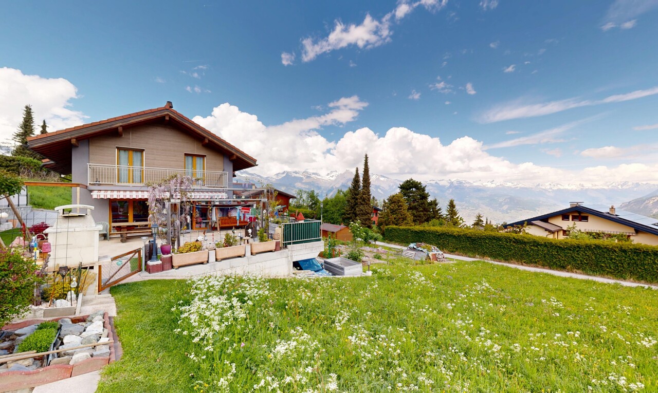 façade avec balcon, pelouse, day time, from property, et bardage horizontal