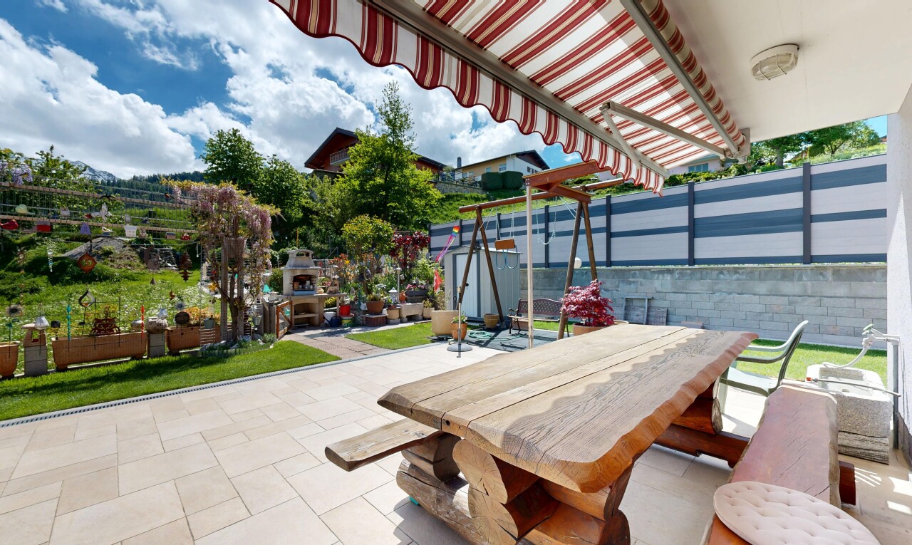 terrasse avec coin repas extérieur, terrasse, cheminée, day time, et clôture