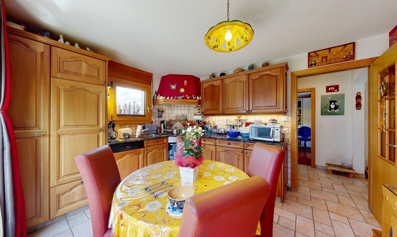 cuisine avec light floor, arched cabinets, armoires en arc, raised cabinets, et armoires élevées