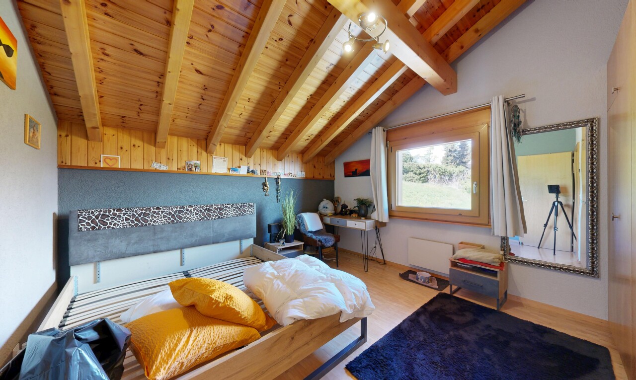 chambre avec plafond à poutres, beamed ceiling, inside property, lumière naturelle, et natural light
