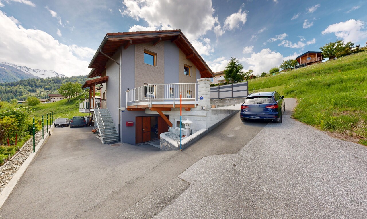 façade avec day time, aire de stationnement, property visible, escaliers, et terrasse
