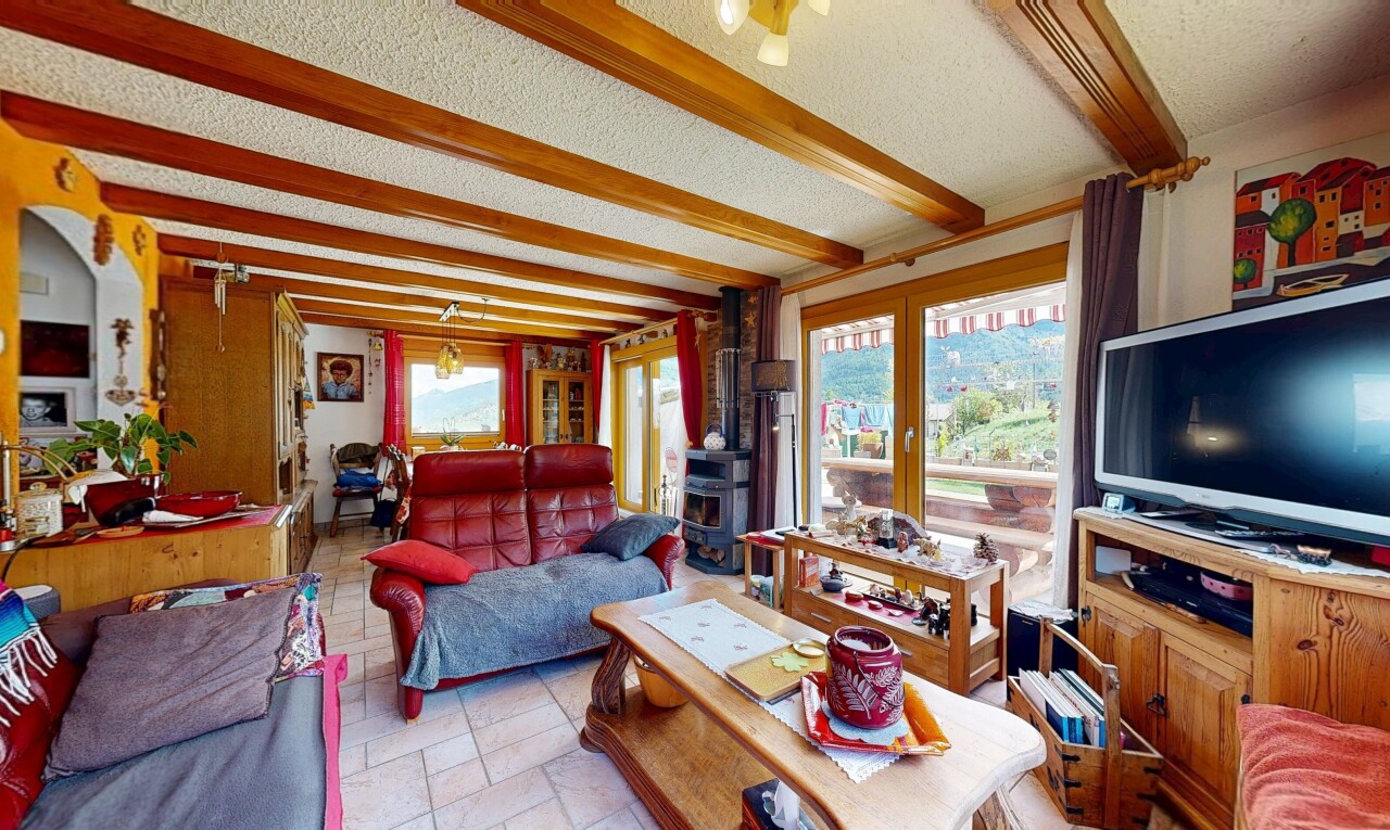 salon avec inside property, lumière naturelle, natural light, télévision, et plafond à poutres