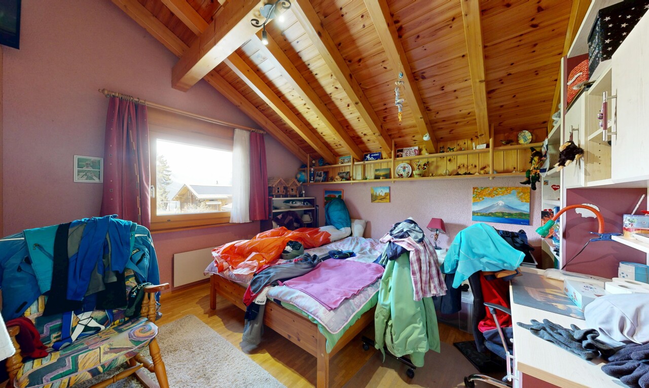chambre avec plafond à poutres, beamed ceiling, lumière naturelle, natural light, et sol en finition bois