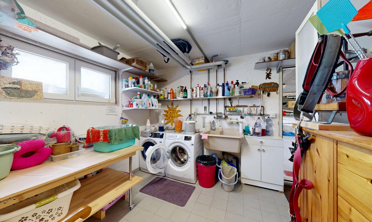 buanderie avec inside property, light floor, lave-linge et sèche-linge séparés, lumière naturelle, et natural light