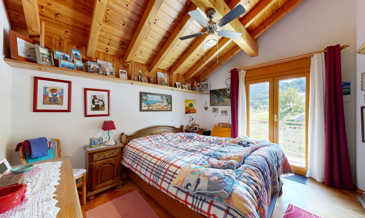 chambre avec portes-fenêtres, plafond à poutres, beamed ceiling, inside property, et accès à l'extérieur