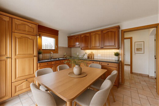 cuisine avec light floor, arched cabinets, armoires en arc, raised cabinets, et armoires élevées
