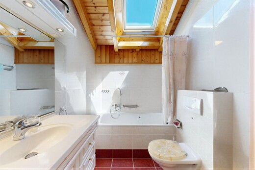 salle de bains avec salle de bain complète, lavabo (ou coiffeuse selon le contexte), évier, inside property, et mur en carrelage