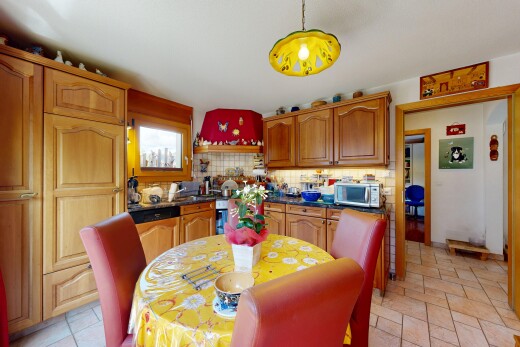 cuisine avec light floor, arched cabinets, armoires en arc, raised cabinets, et armoires élevées