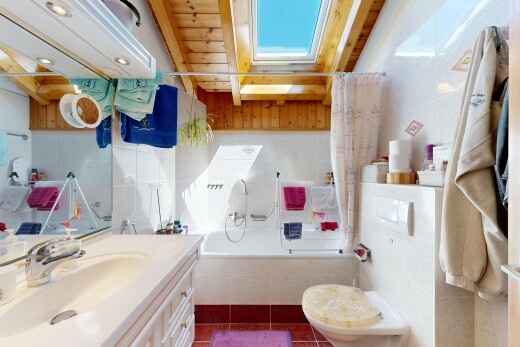 salle de bains avec salle de bain complète, lavabo (ou coiffeuse selon le contexte), évier, inside property, et mur en carrelage
