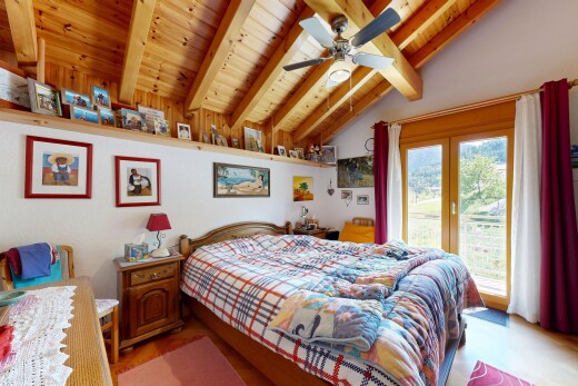 chambre avec portes-fenêtres, plafond à poutres, beamed ceiling, inside property, et accès à l'extérieur