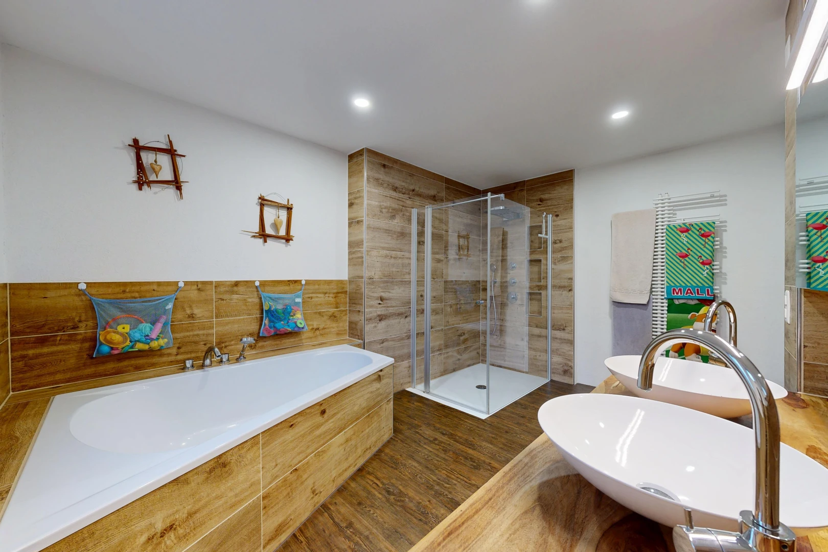 bad mit bad, dusche, komplettes badezimmer, waschbecken, und einbauleuchten