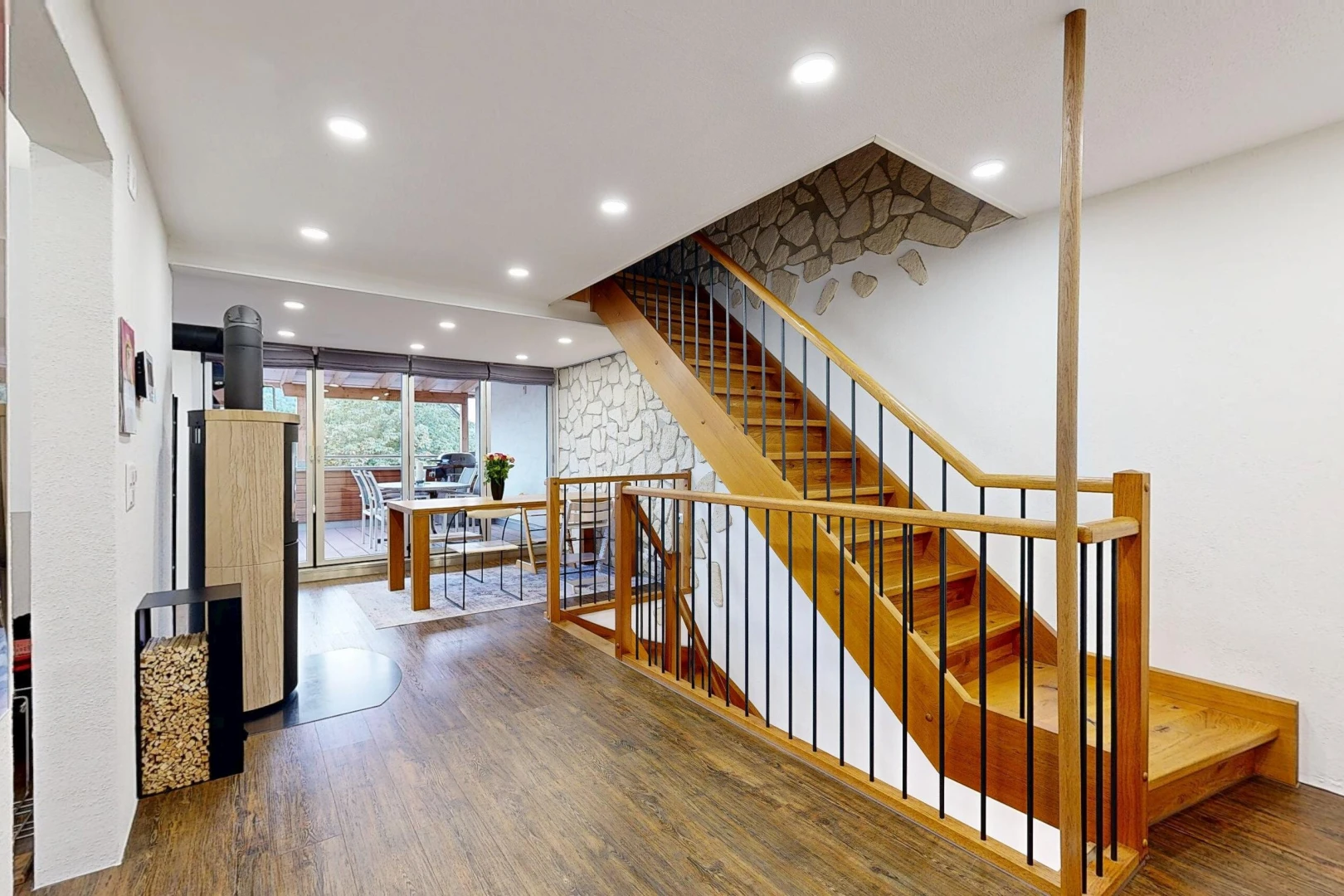 treppe mit einbauleuchten, stone wall, steinwand, treppen, und wood finish stairs