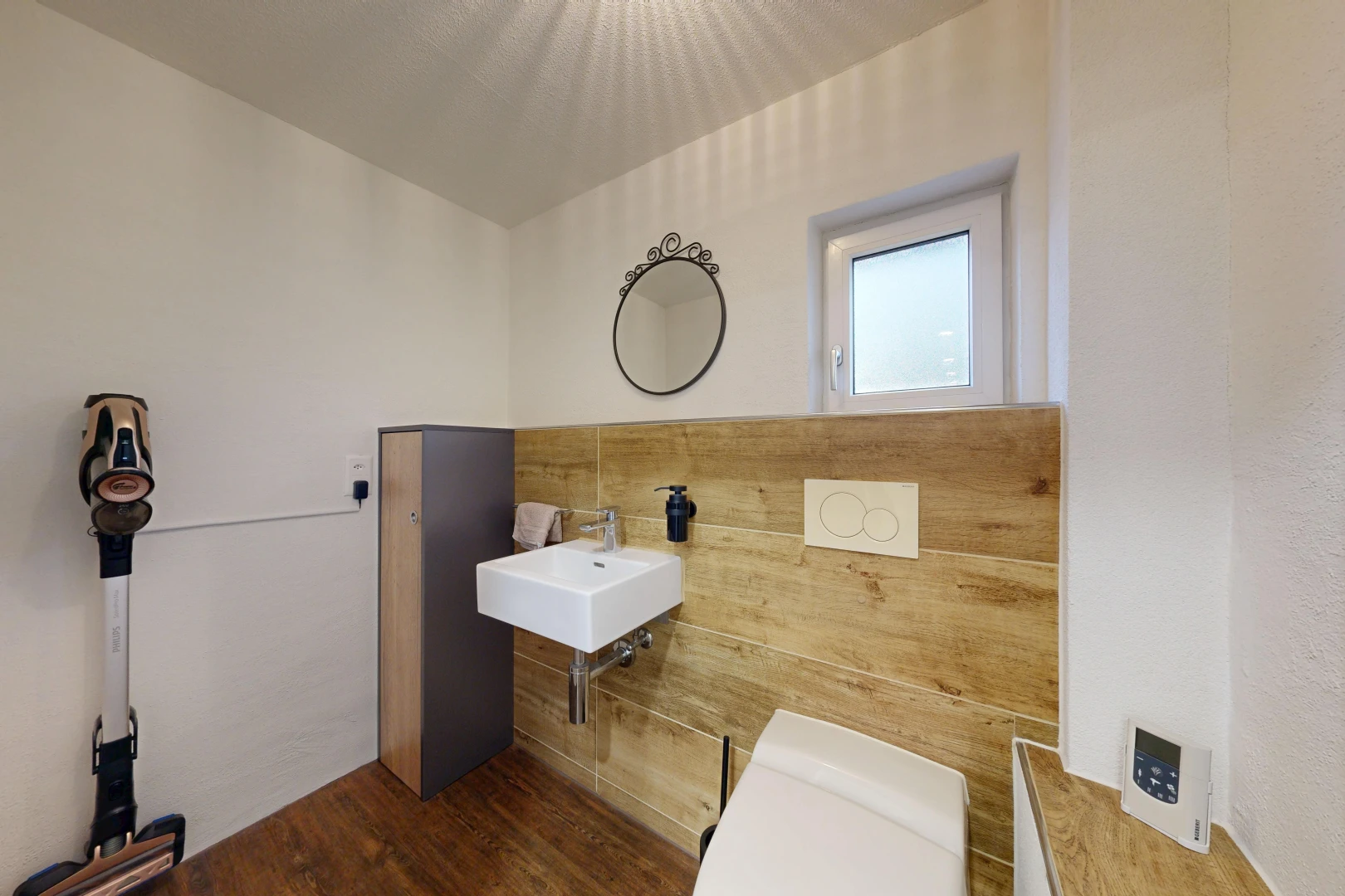 bad mit spiegel, inside property, wood finish floor, holzfußboden, und waschbecken