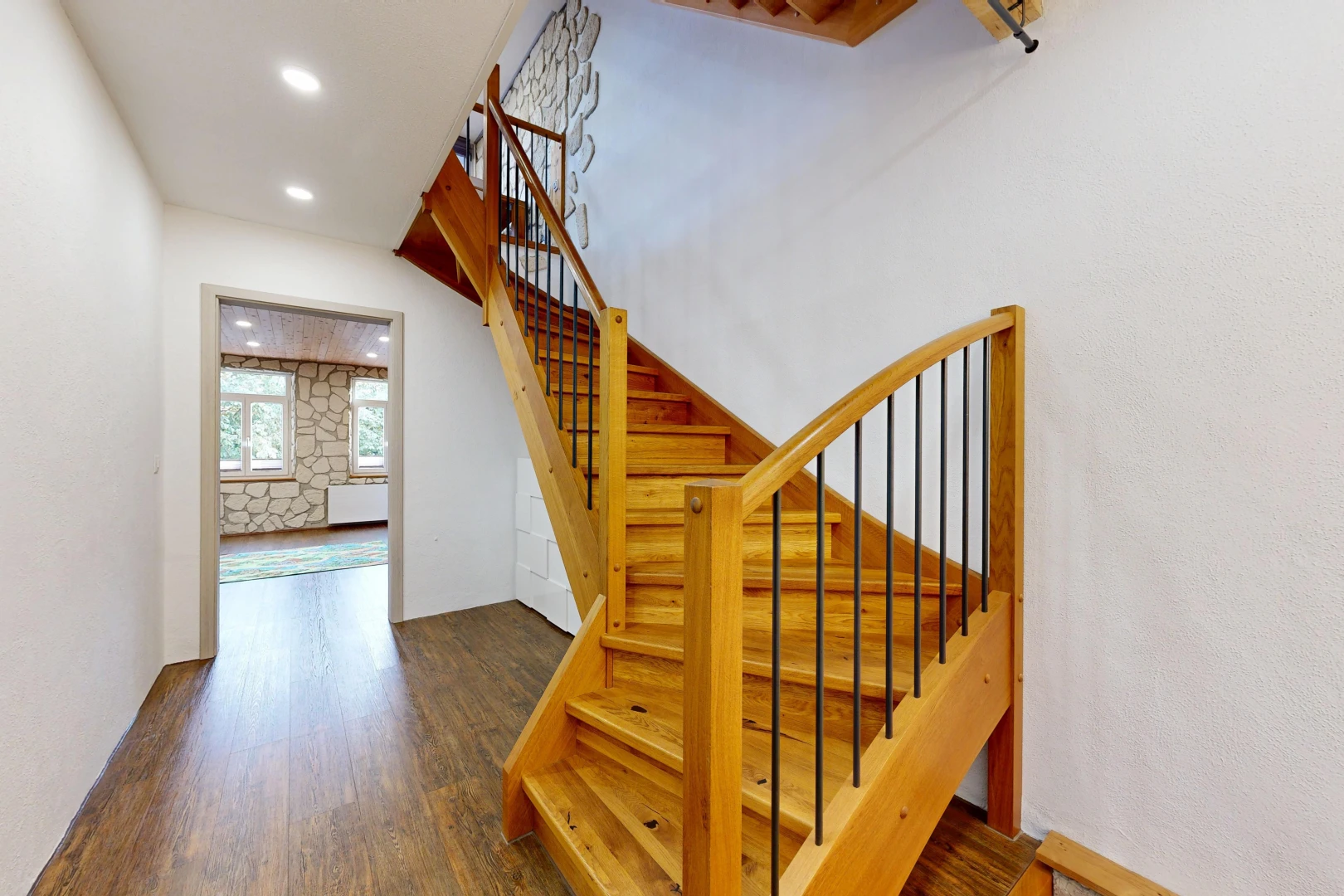 treppe mit treppen, einbauleuchten, natürliches licht, wood finish floor, und holzfußboden