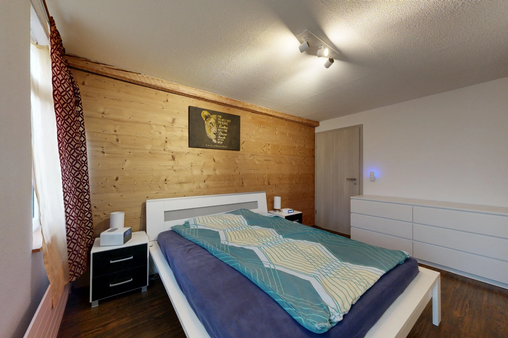 zimmer / schlafzimmer mit holzwand, wood wall, gipskartonwand, drywall, und dark floor
