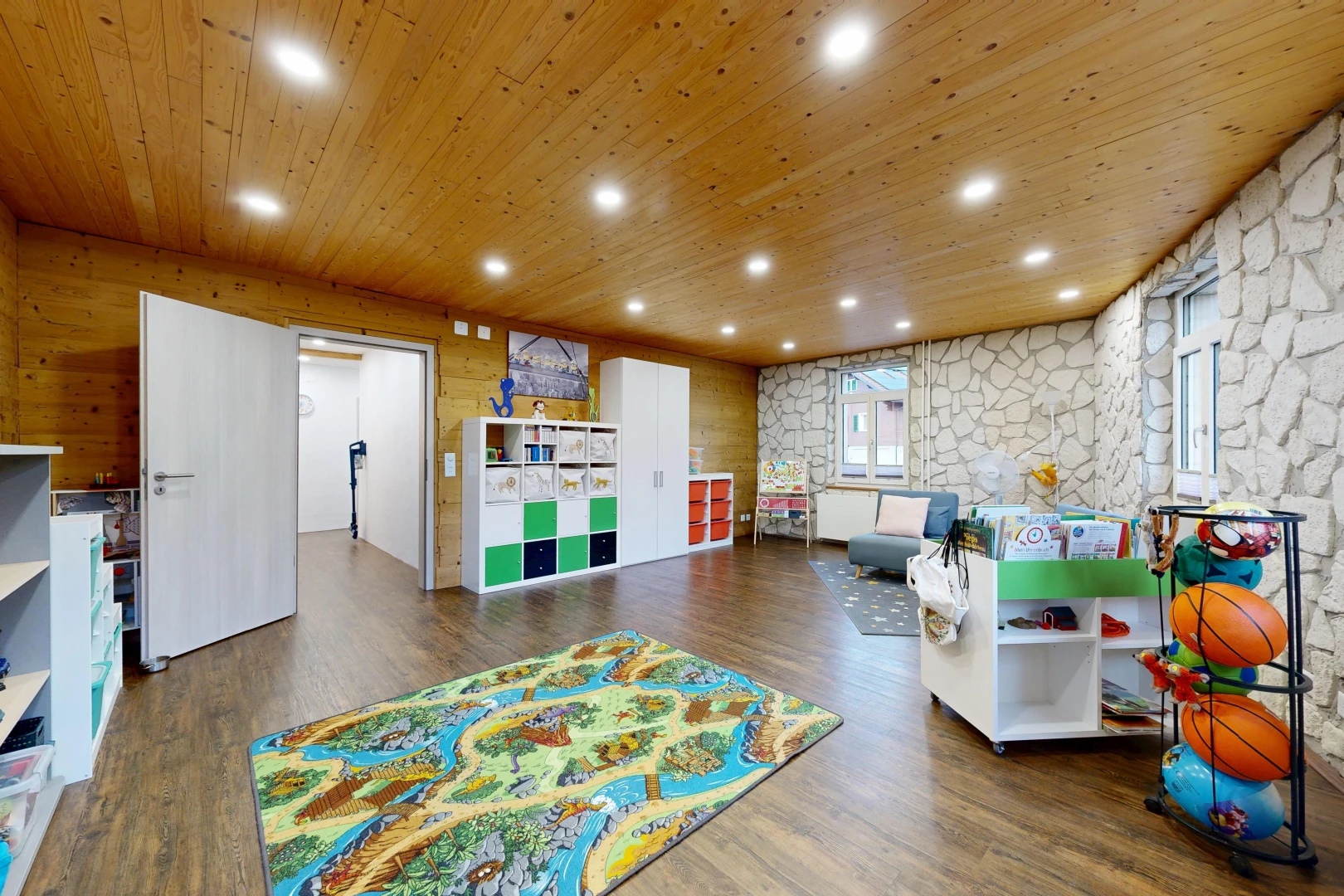 wohnzimmer mit wood ceiling, holzdecke, stone wall, steinwand, und wood finish floor