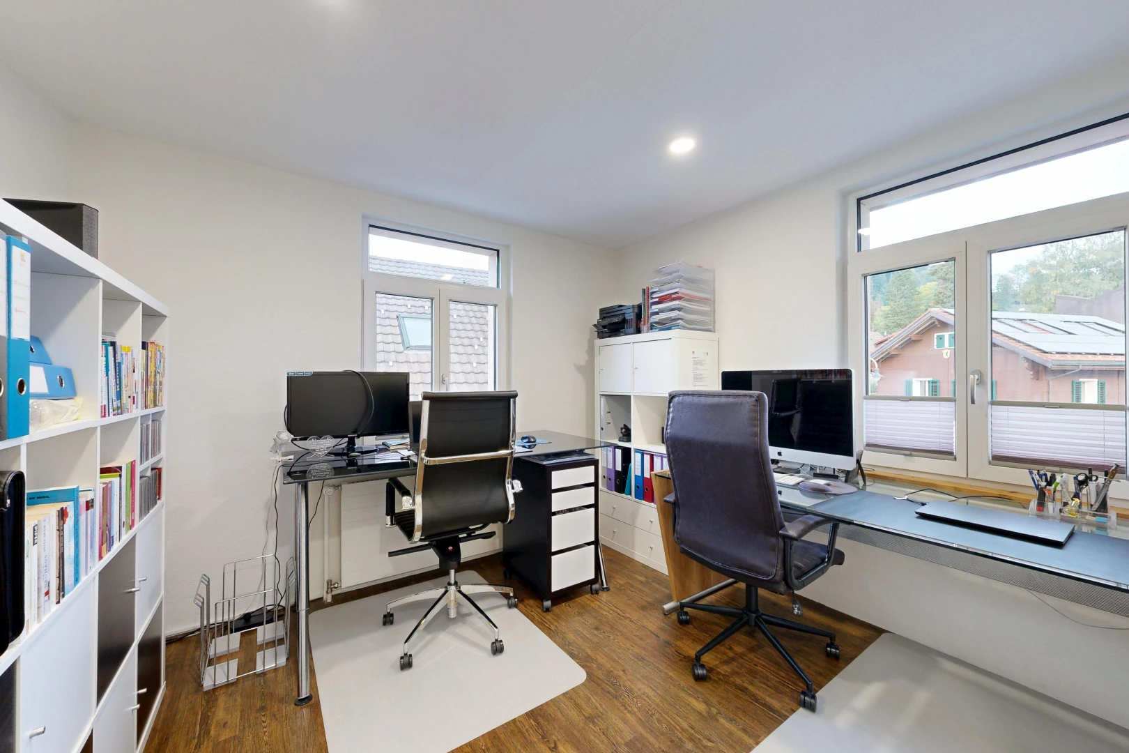 büro mit einbauleuchten, drywall, gipskartonwand, natürliches licht, und fernseher