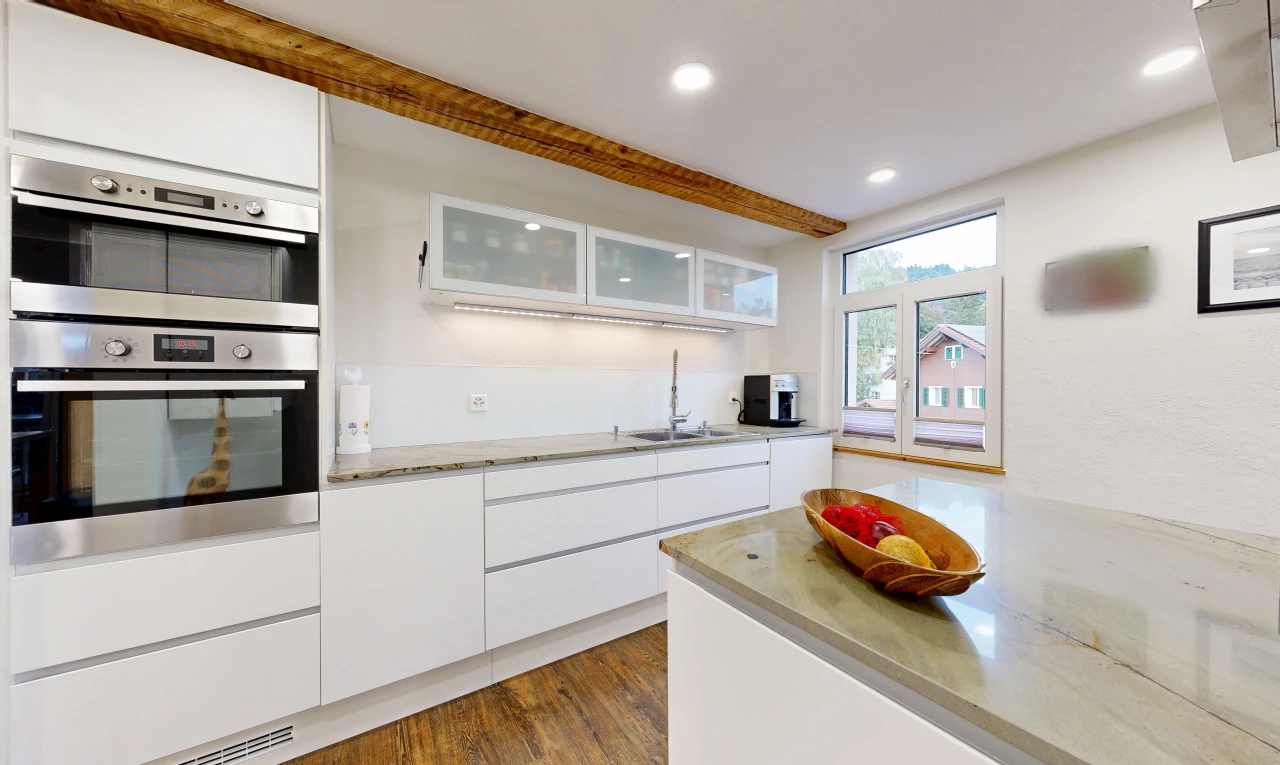 küche mit glass insert cabinets, schränke mit glastüren, doppel backofen, light countertops, und einbauleuchten