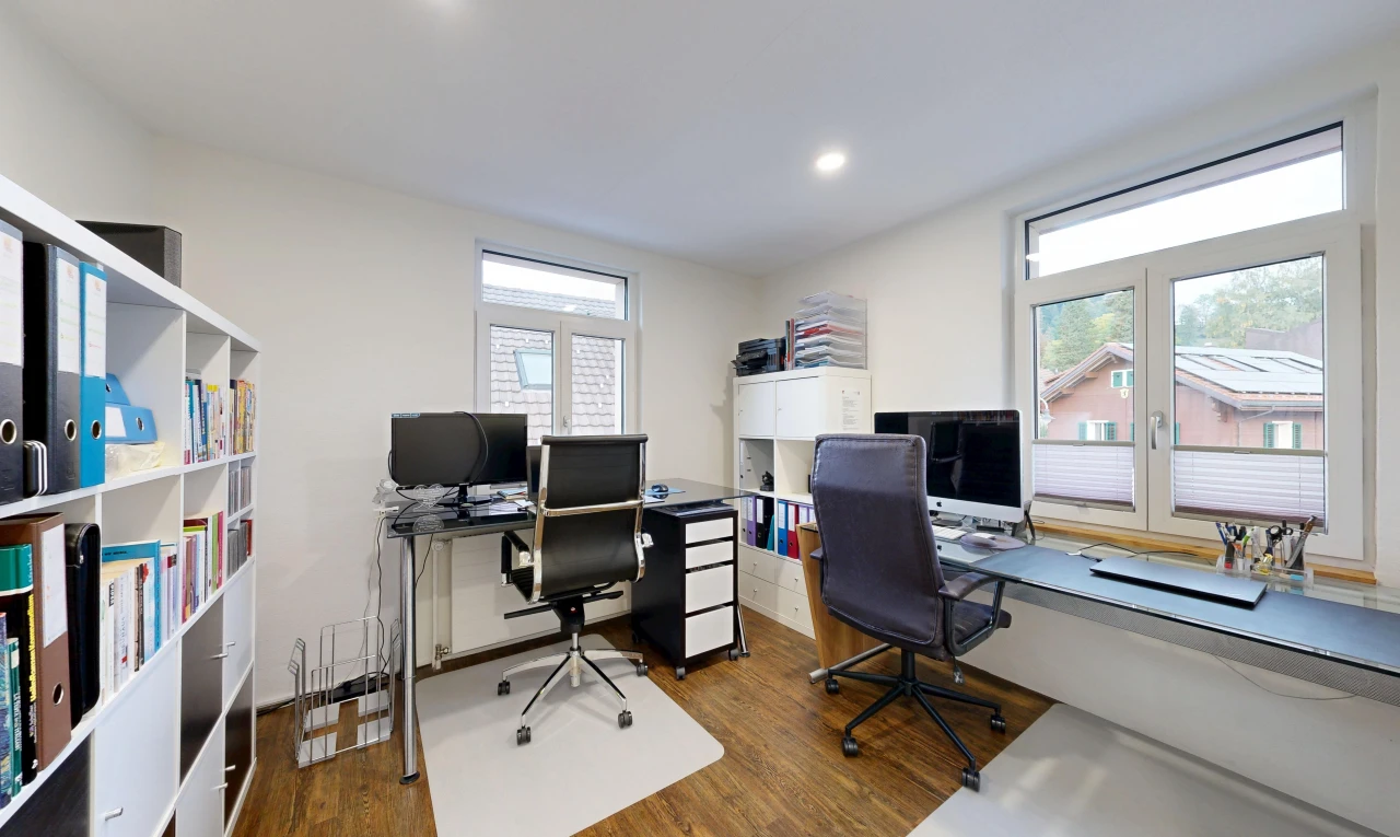 büro mit einbauleuchten, drywall, gipskartonwand, natürliches licht, und fernseher