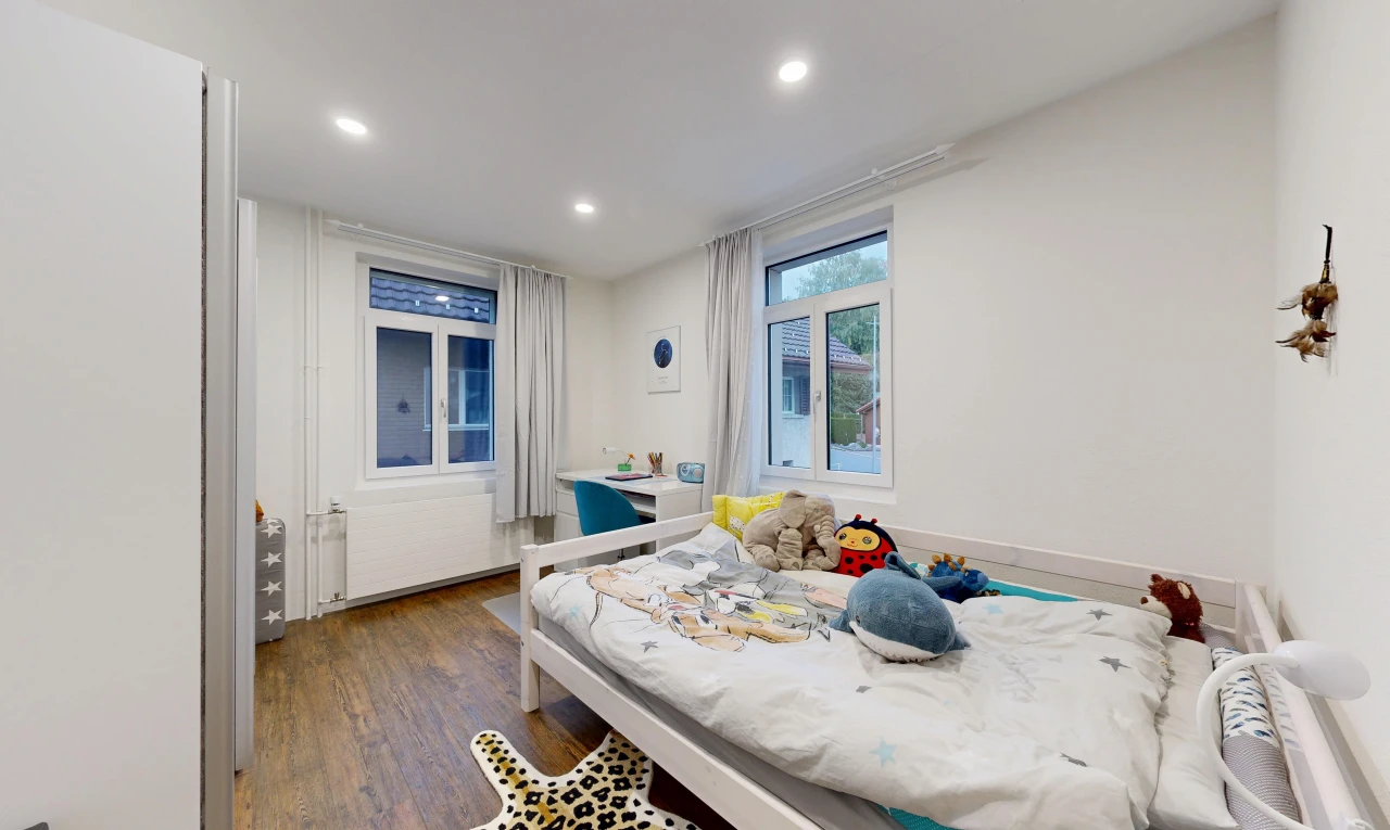 zimmer / schlafzimmer mit einbauleuchten, natürliches licht, drywall, gipskartonwand, und inside property