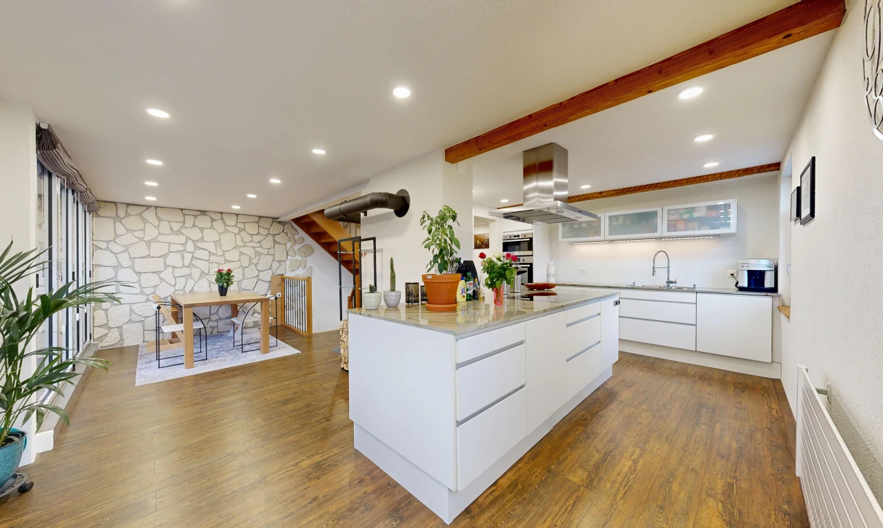 küche mit stone wall, steinwand, flat panel cabinets, schränke mit flachen paneelen, und einbauleuchten