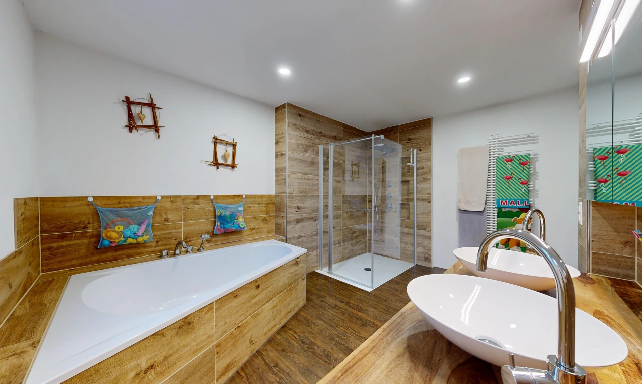 bad mit bad, dusche, komplettes badezimmer, waschbecken, und einbauleuchten