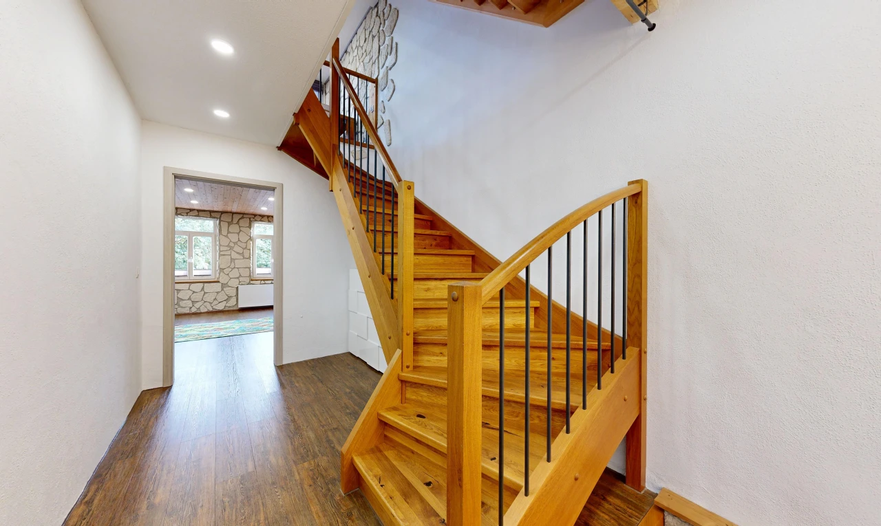 treppe mit treppen, einbauleuchten, natürliches licht, wood finish floor, und holzfußboden