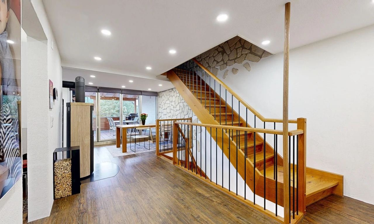 treppe mit einbauleuchten, stone wall, steinwand, treppen, und wood finish stairs