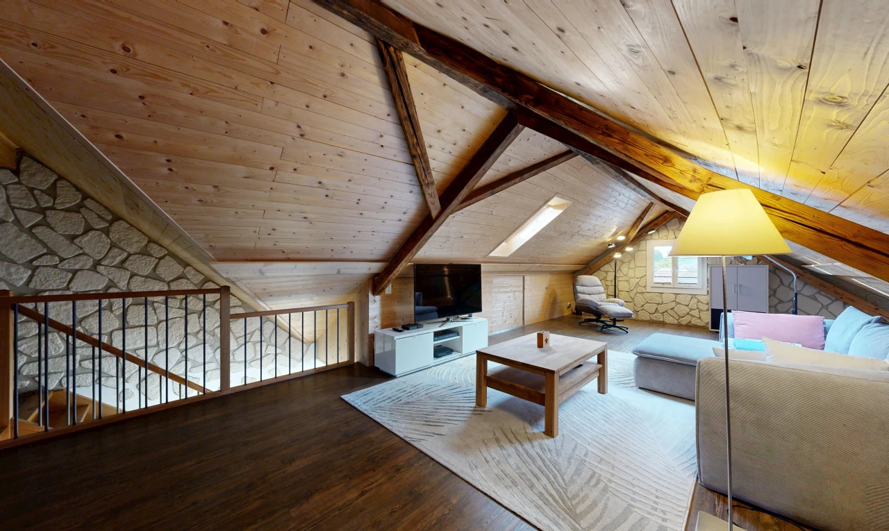 wohnzimmer mit stone wall, steinwand, vaulted ceiling, dachschräge, und wood ceiling
