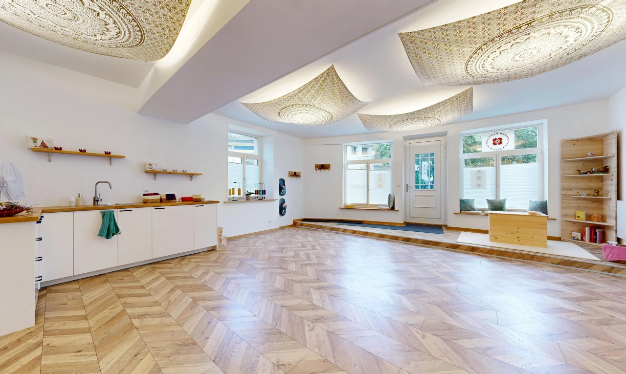 leerer raum mit light floor, außenzugang, natürliches licht, drywall, und gipskartonwand