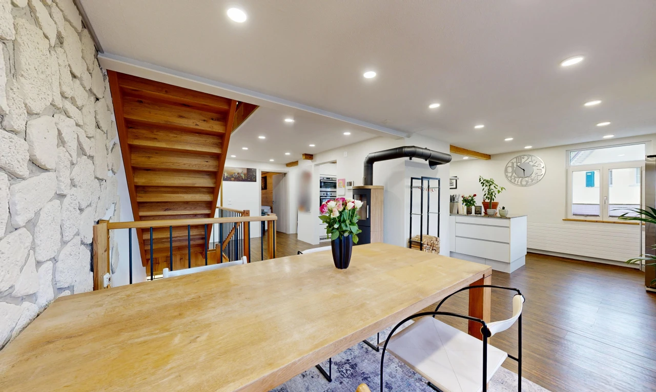 esszimmer mit stone wall, steinwand, treppen, einbauleuchten, und wood finish floor