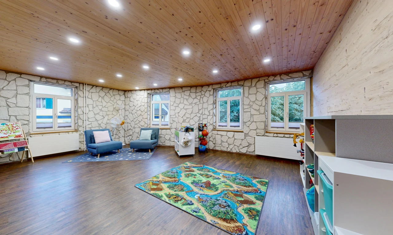 innenraum mit natürliches licht, inside property, und high end ceiling