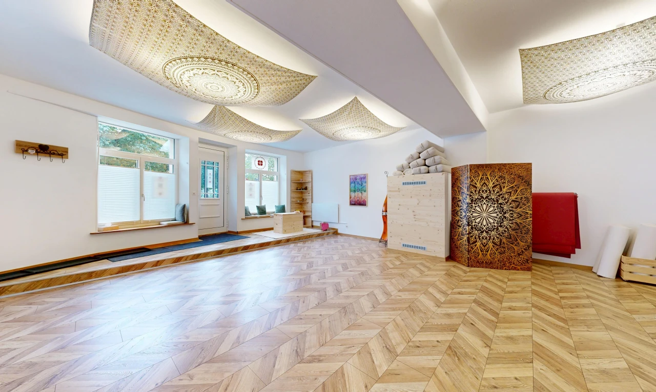 leerer raum mit gipskartonwand, drywall, außenzugang, natürliches licht, und parquet floor