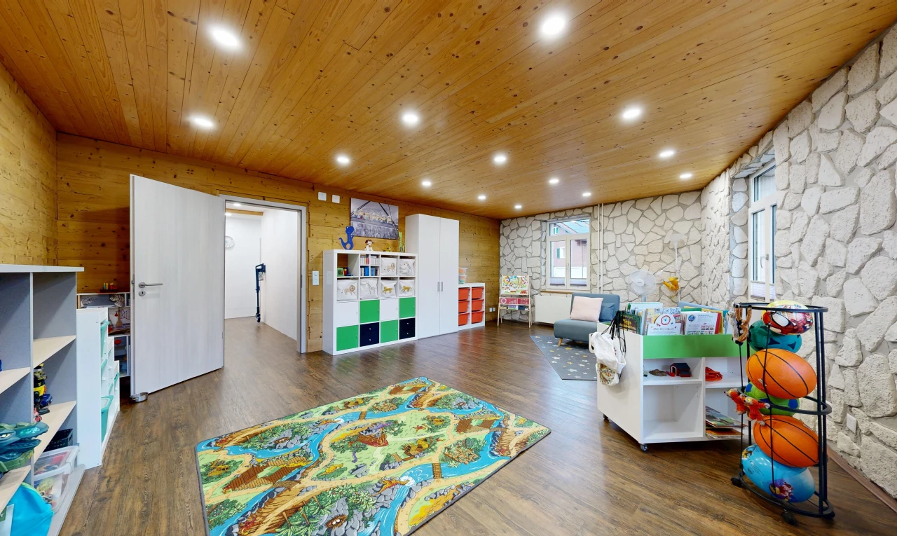 wohnzimmer mit wood ceiling, holzdecke, stone wall, steinwand, und wood finish floor