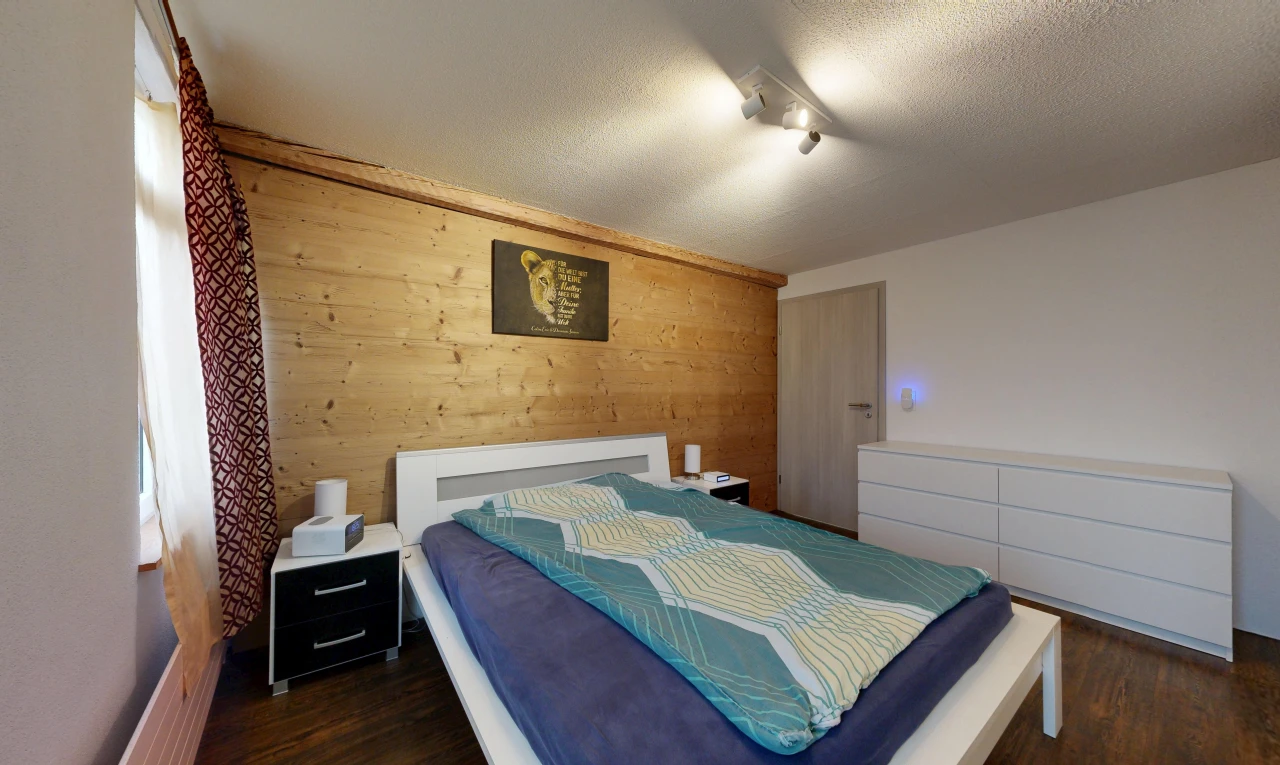 zimmer / schlafzimmer mit holzwand, wood wall, gipskartonwand, drywall, und dark floor