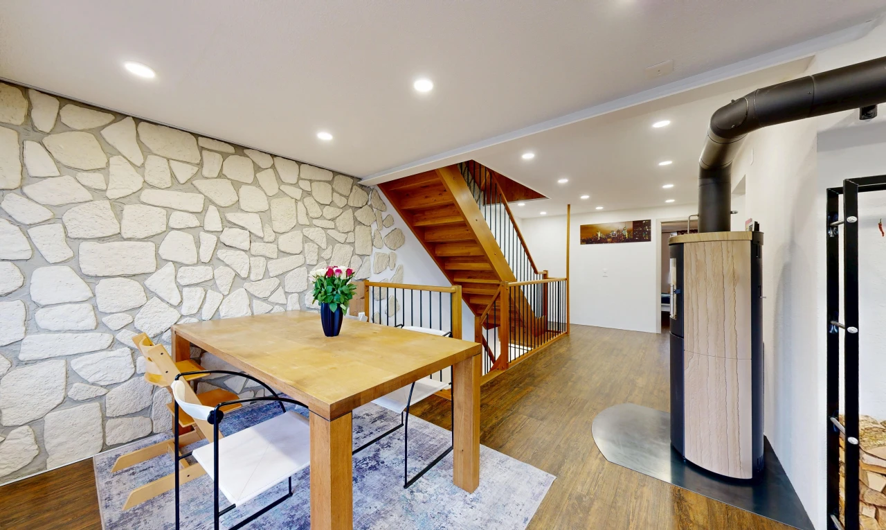 esszimmer mit treppen, einbauleuchten, stone wall, steinwand, und wood finish floor