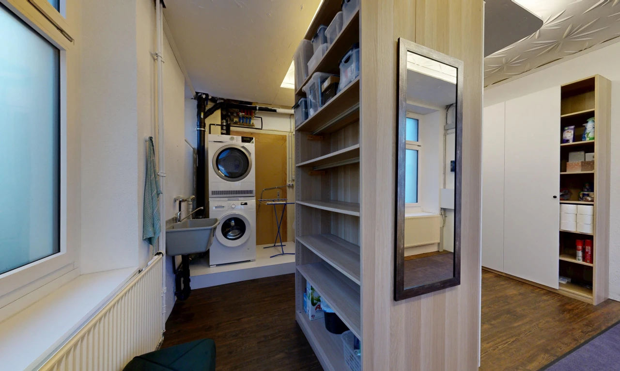 wäschekammer mit waschturm, dark floor, inside property, wood finish floor, und holzfußboden