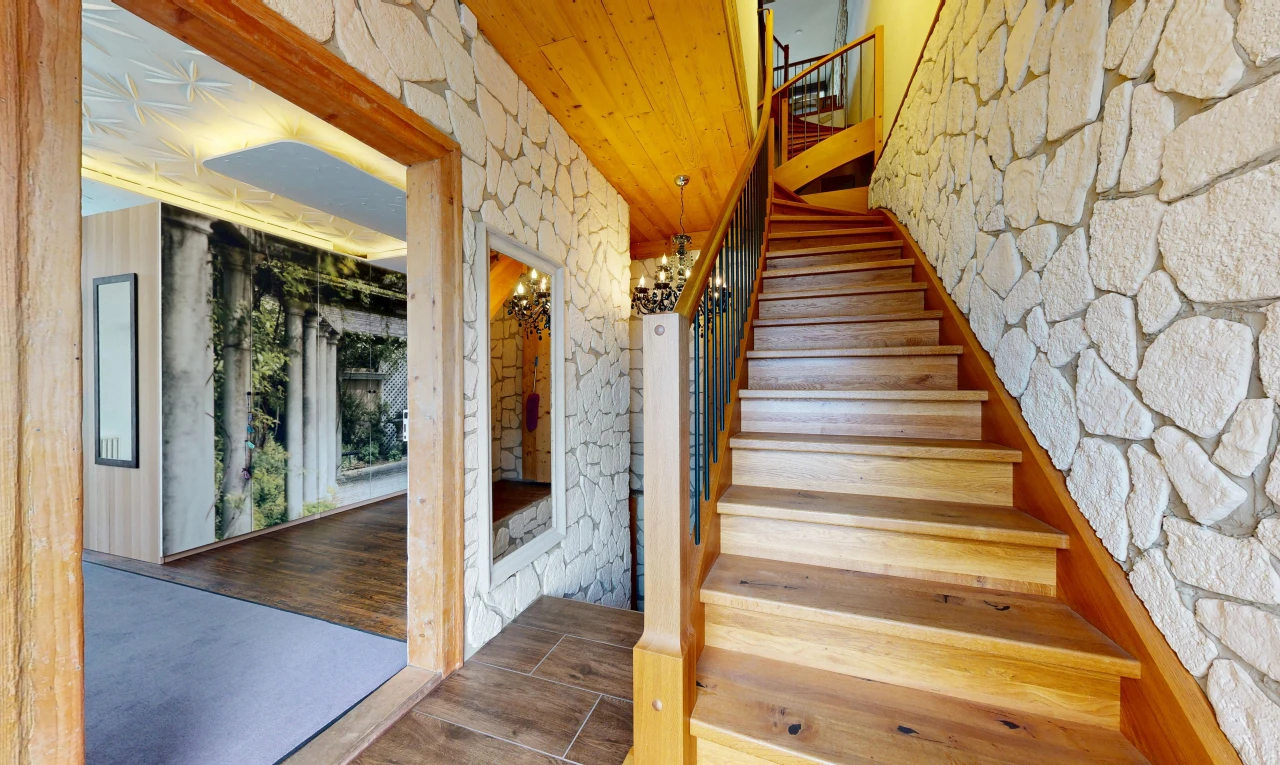 treppe mit steinwand, stone wall, treppen, holzfußboden, und wood finish floor
