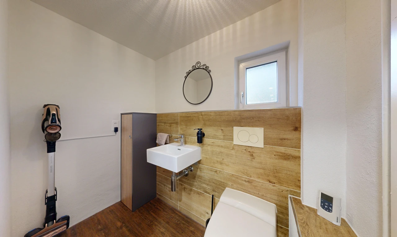 bad mit spiegel, inside property, wood finish floor, holzfußboden, und waschbecken
