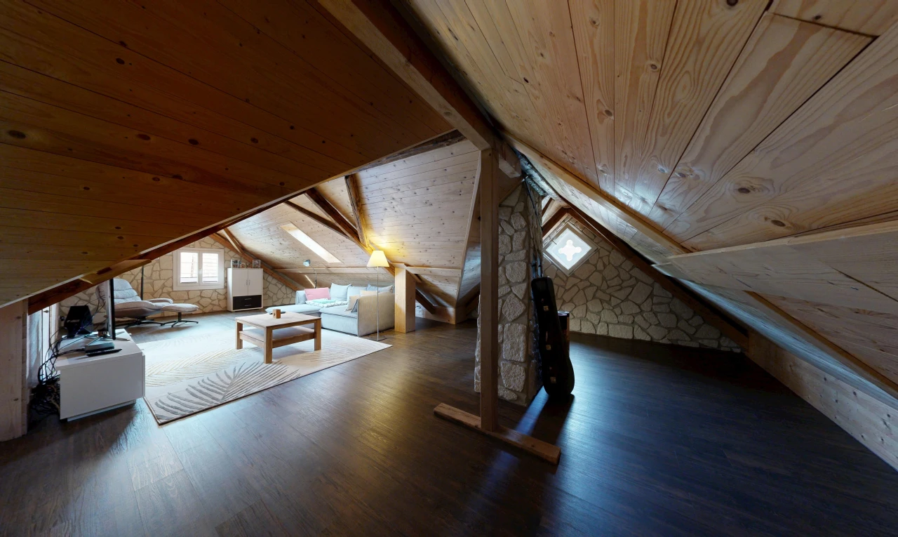 leerer raum mit stone wall, steinwand, low ceiling, niedrige decke, und vaulted ceiling