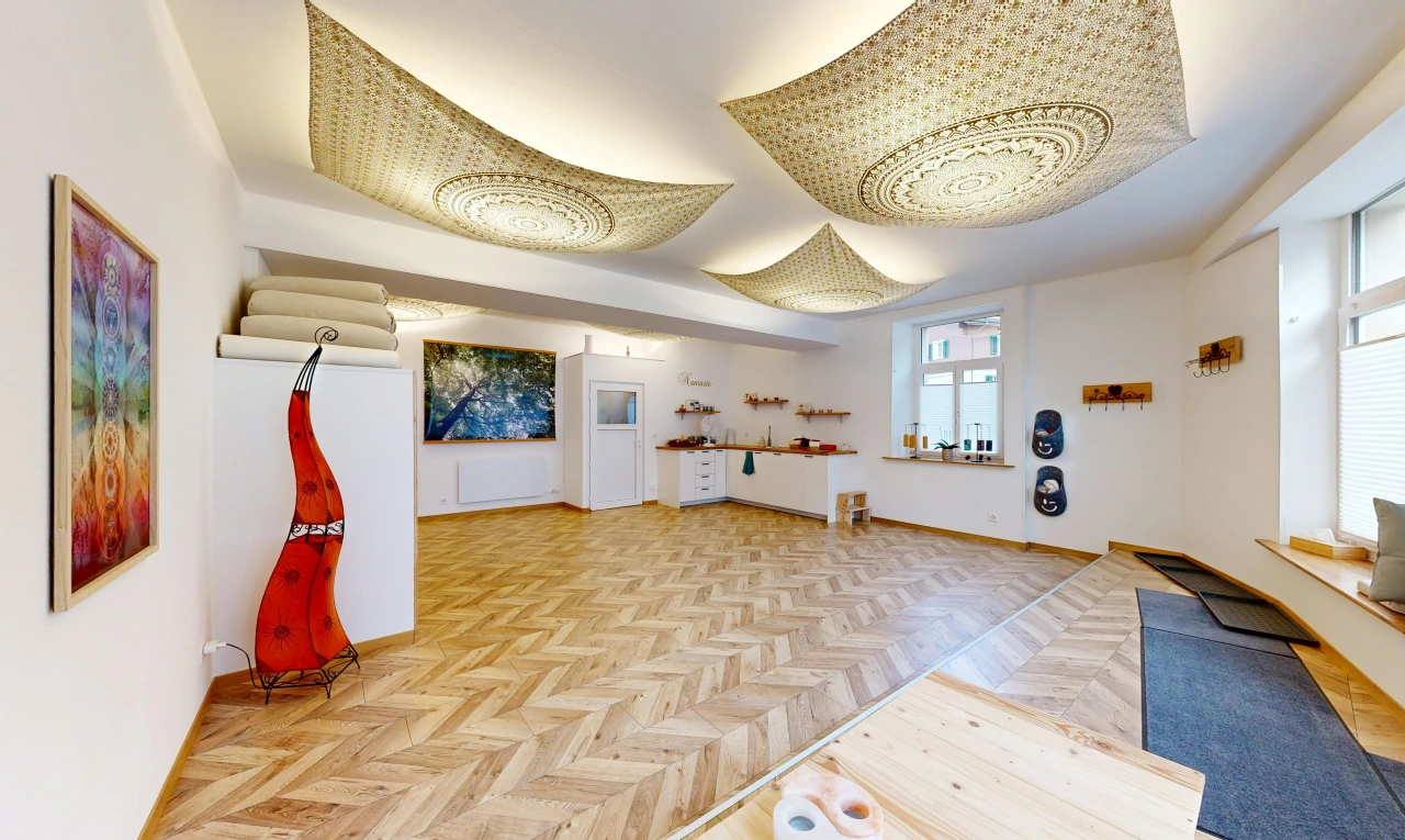 leerer raum mit drywall, gipskartonwand, parquet floor, wood finish floor, und holzfußboden